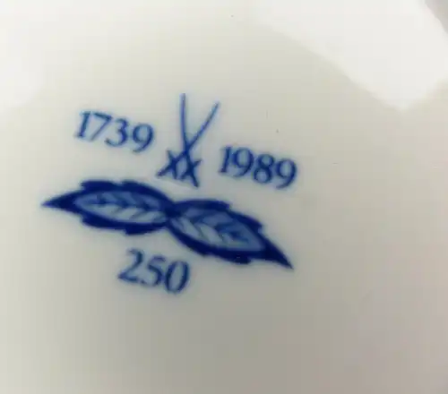 E9824 2 teilige Meissen Mokkatasse mit Zwiebelmuster 2. Wahl 250 Jahre Jubiläum