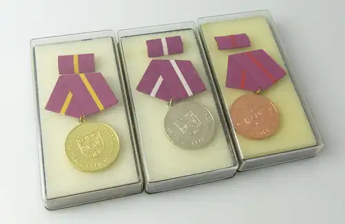 3 Medaillen für treue Pflichterfüllung in der Zivilverteidigung im Etui r 237