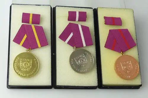 3 Medaillen für treue Pflichterfüllung in der Zivilverteidigung im Etui r 237