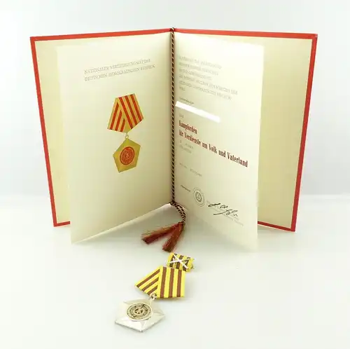 e12163 Original Kampforden silberfarben Generalmajor mit Urkunde 14c von 1974