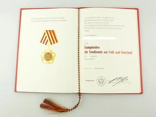 e12163 Original Kampforden silberfarben Generalmajor mit Urkunde 14c von 1974