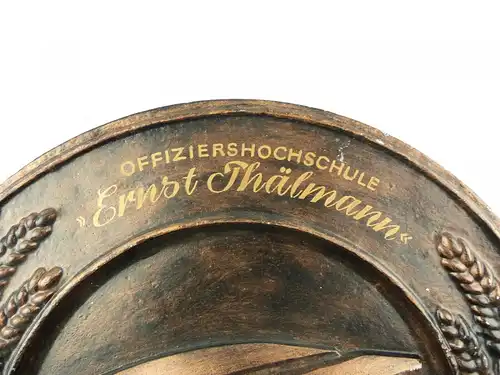 e12173 Original alter Wandteller Offiziershochschule Ernst Thälmann Aluguss