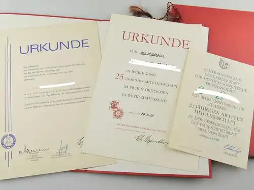 e12185 Sehr ausgefallener Posten DDR Urkunden Mann und Frau insgesamt 30 Teile