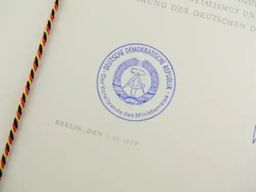 e12315 Alte Urkunde von 1979 für Verdienstmedaille der DDR und 2 Mappen