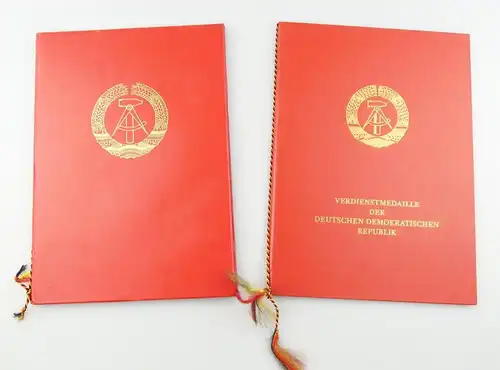 e12315 Alte Urkunde von 1979 für Verdienstmedaille der DDR und 2 Mappen