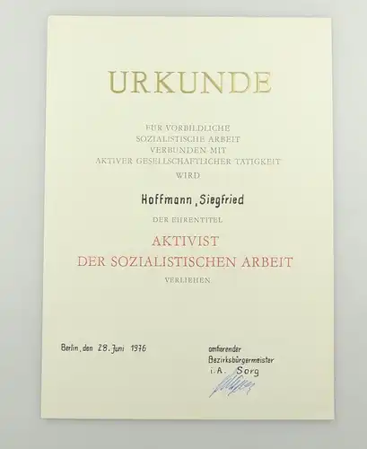e12355 Konvolut Urkunden und Schreiben Aktivist DDR NVA Ehrennadel Fotos