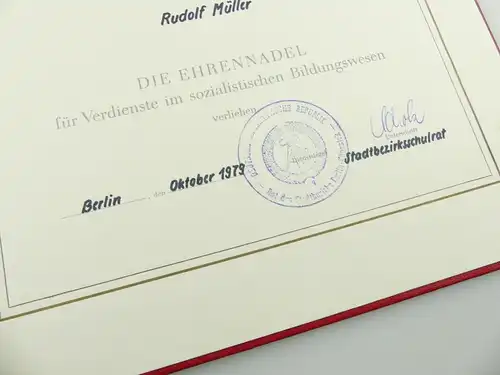 e12361 2 Urkunden mit Mappen für Verdienstmedaille der DDR 1959 Ehrennadel 1979