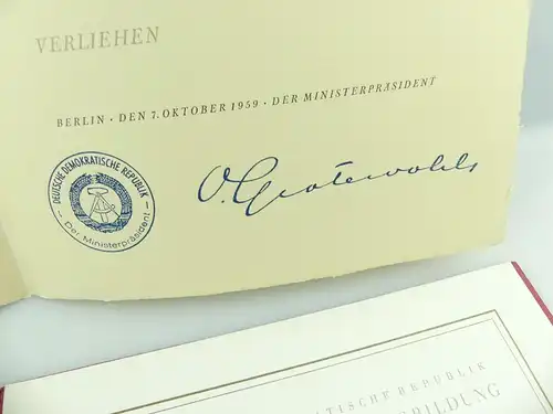 e12361 2 Urkunden mit Mappen für Verdienstmedaille der DDR 1959 Ehrennadel 1979