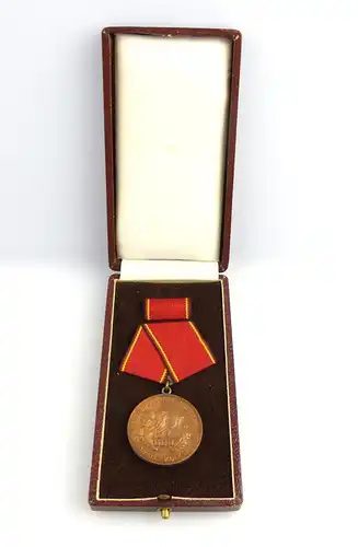 #e3239 DDR NVA Verdienstmedaille in Bronze vgl. Band I Nr.147d 1960 - 1976 verl.