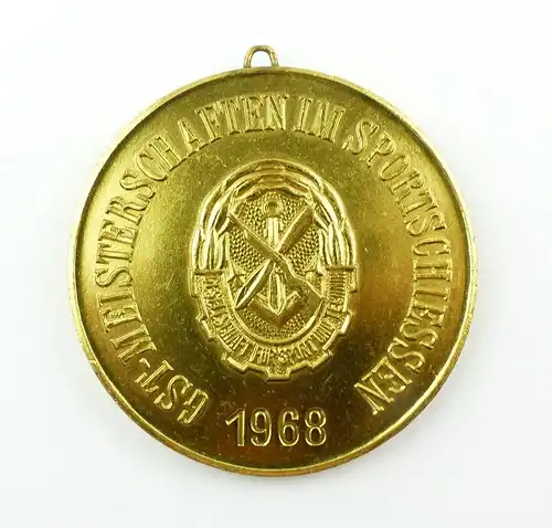 e9331 Alte GST Medaille GST Meisterschaften im Sportschießen 1968 goldfarben DDR