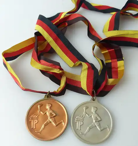 2 Medaillen : Wanderpokal der Pionierorganisation "Ernst Tählmann" / r347