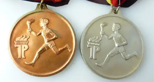 2 Medaillen : Wanderpokal der Pionierorganisation "Ernst Tählmann" / r347