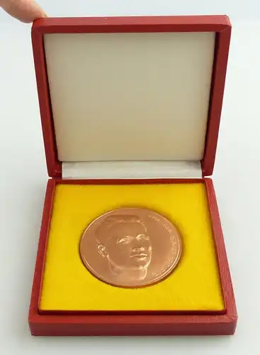 e11474 DDR Medaille Gusto Sandtner 1893 bis 1944 bronzefarben in OVP