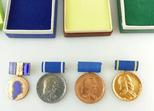 e11982 DDR Orden Medaillen Pestalozzi Gold Silber Bronze und Herder Medaille