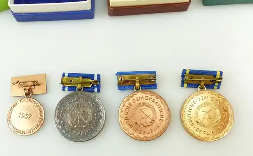 e11982 DDR Orden Medaillen Pestalozzi Gold Silber Bronze und Herder Medaille