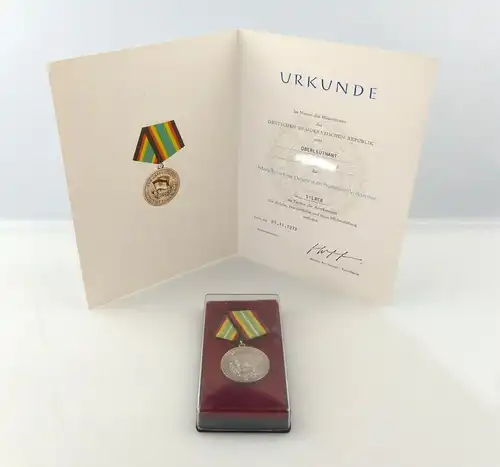 e10665 Nachlass P Medaille für treue Dienste in der NVA silberfarben mit Urkunde