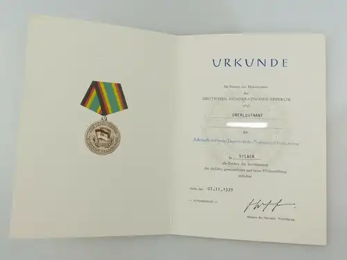 e10665 Nachlass P Medaille für treue Dienste in der NVA silberfarben mit Urkunde