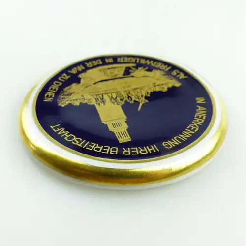 e11859 Alte Porzellan Medaille Freiwilliger in der NVA in Anerkennung in OVP