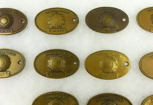 Sammlung 17 verschiedene DDR Kripo Marken Kriminalpolizei Dienstmarken VP SELTEN