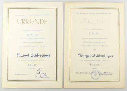 e12342 2 original Urkunden für Pestalozzi Medaille Silber 1966 und Gold 1975