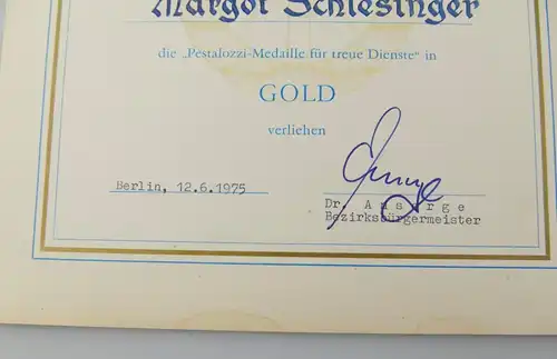 e12342 2 original Urkunden für Pestalozzi Medaille Silber 1966 und Gold 1975