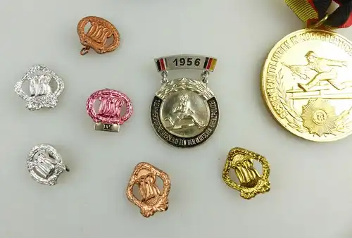 e11435 Konvolut DDR Abzeichen Sportauszeichnungen Medaille Bestellermittlung