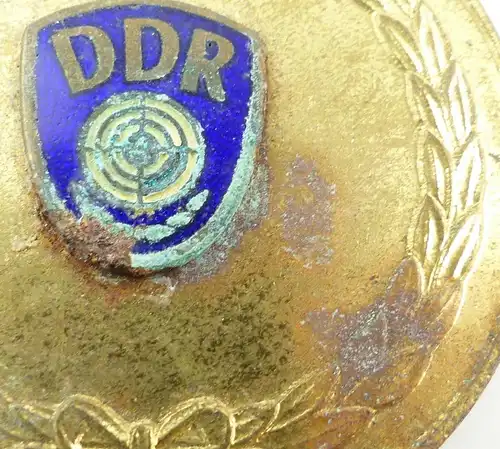 e9330 GST Sportschießen Sieger Medaille DDR goldfarben
