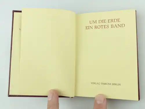 #e2937 Minibuch: Um die Erde ein rotes Band Verlag Tribüne Berlin 1981