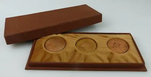3 Medaillen: 750 Münzausstellung der DDR, 15 Jahre Rennsteiggarten Ob, Orden2178