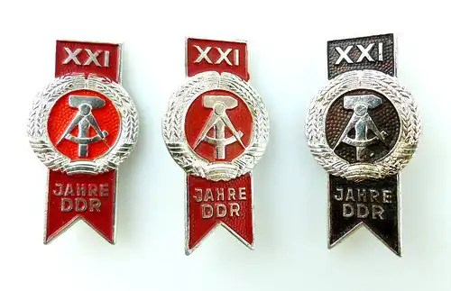 #e2376 3x Abzeichen 21 Jahre DDR in verschiedenen Varianten