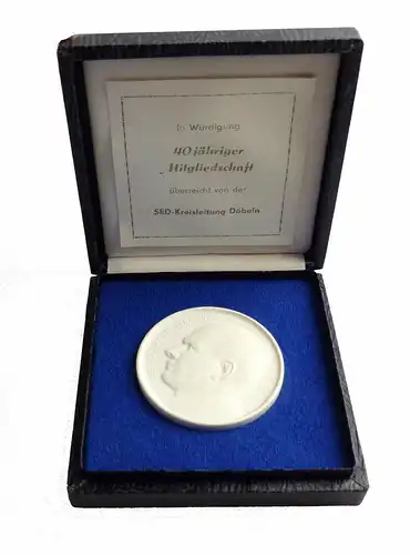 #e5350 Meissen Medaille weiß: Ernst Thälmann überreicht von der SED Kreisleitung
