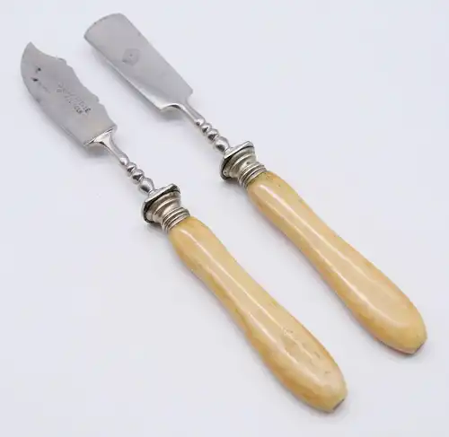 2 Biedermeier Vorlegemesser für Butter und Käse  e12437