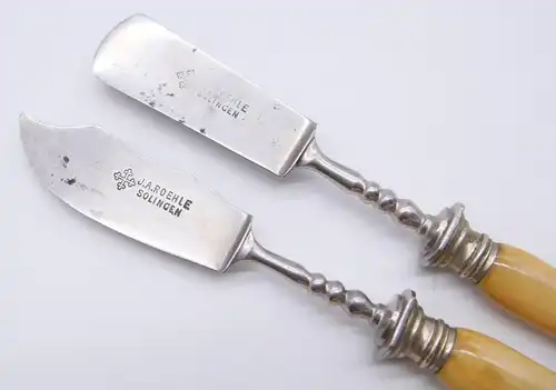 2 Biedermeier Vorlegemesser für Butter und Käse  e12437