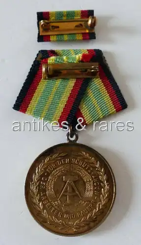 Medaille für treue Dienste in der NVA in Gold mit 900 Silberstempel (Orden758)