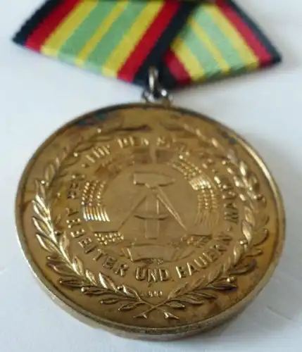 Medaille für treue Dienste in der NVA in Gold mit 900 Silberstempel (Orden758)