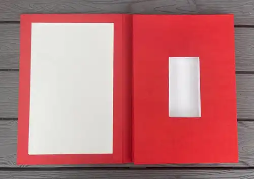 m022 seltene rote Urkundenmappe DDR mit eingelassendem Ordenfach