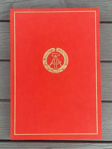 m022 seltene rote Urkundenmappe DDR mit eingelassendem Ordenfach