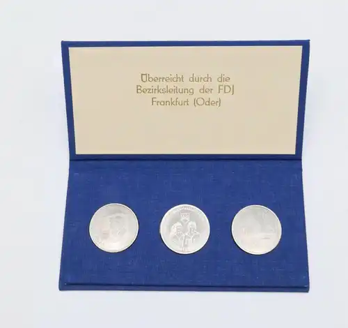 e12487 3 DDR Medaillen überreicht durch die Bezirksleitung der FDJ Franfurt Oder