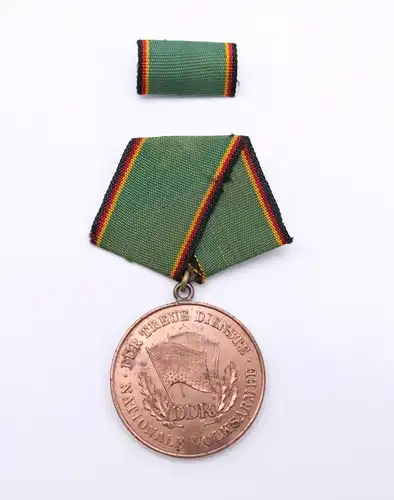 e12471 Medaille für treue Dienste in der NVA Sammlermontage Trageweise Polizei