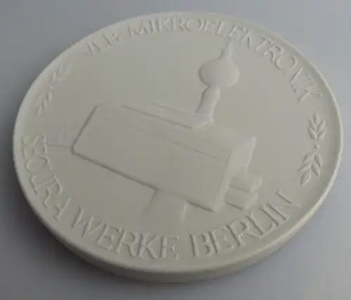 Meissen Medaille: VEB Mikroelektronik Secura Werke Berlin Für hervorr, Orden2658