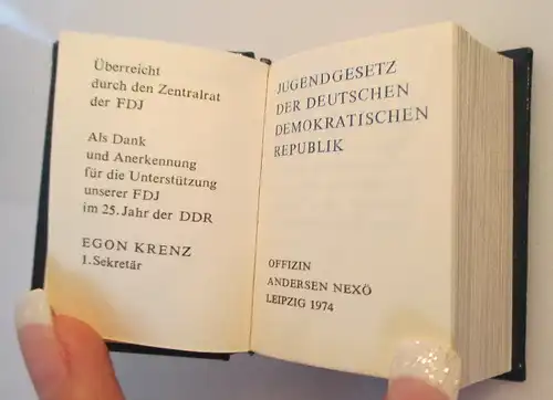 Minibuch Jugendgesetz der DDR überreicht von Egon Krenz Zentralrat FDJ bu0139