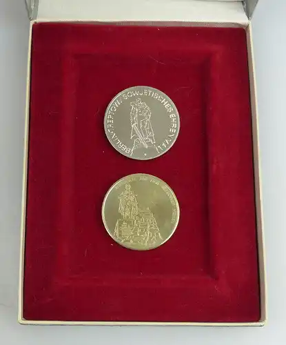 2 Medaillen: Ehrenmal auf den Seelower Höhen, Berlin Treptow Sowjetis, Orden1046