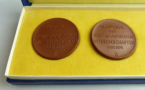 4 Meissen Medaillen: Akademie der pädagogischen Wissenschaften der DDR Orden2564