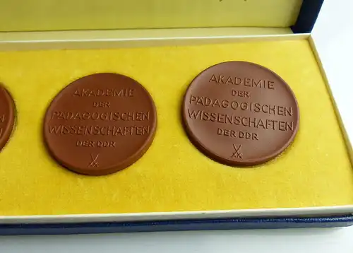 4 Meissen Medaillen: Akademie der pädagogischen Wissenschaften der DDR Orden2564