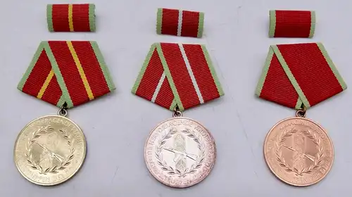 DDR Verdienstmedaille Grenztruppen der DDR Kompletter Satz, Gold Silber Bronze