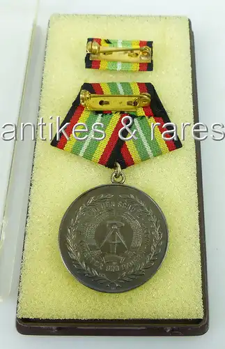 Medaille treue Dienste in der NVA in Silber vgl. Band 1 Nr 150 e Punze 7 1964-66