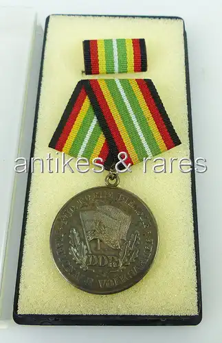 Medaille treue Dienste in der NVA in Silber vgl. Band 1 Nr. 150 e, Punze 6