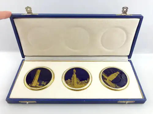 3 Medaillen im Etui: Weimarer Porzellan DDR Gedenkstätten e1459