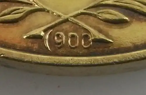 Medaille für treue Dienste in der NVA in Gold aus 900 Ag Silber, Punze 9