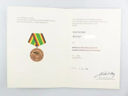 #e6750 Urkunde: Medaille für treue Dienste in der NVA in Gold 1982 Unterleutnant